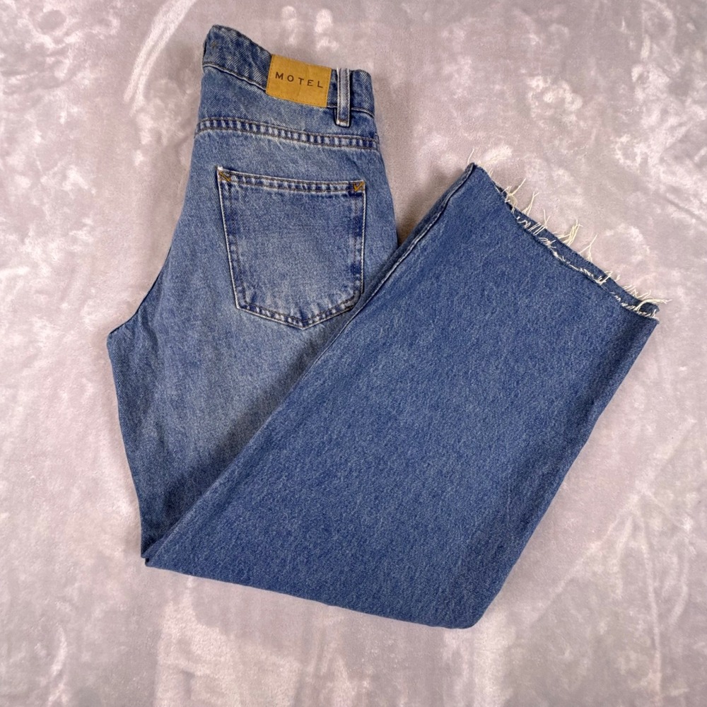 Motel Rocks High Waisted Wide Leg Jeans Medium Wash Blue Raw Hem Size 26 W26 L32